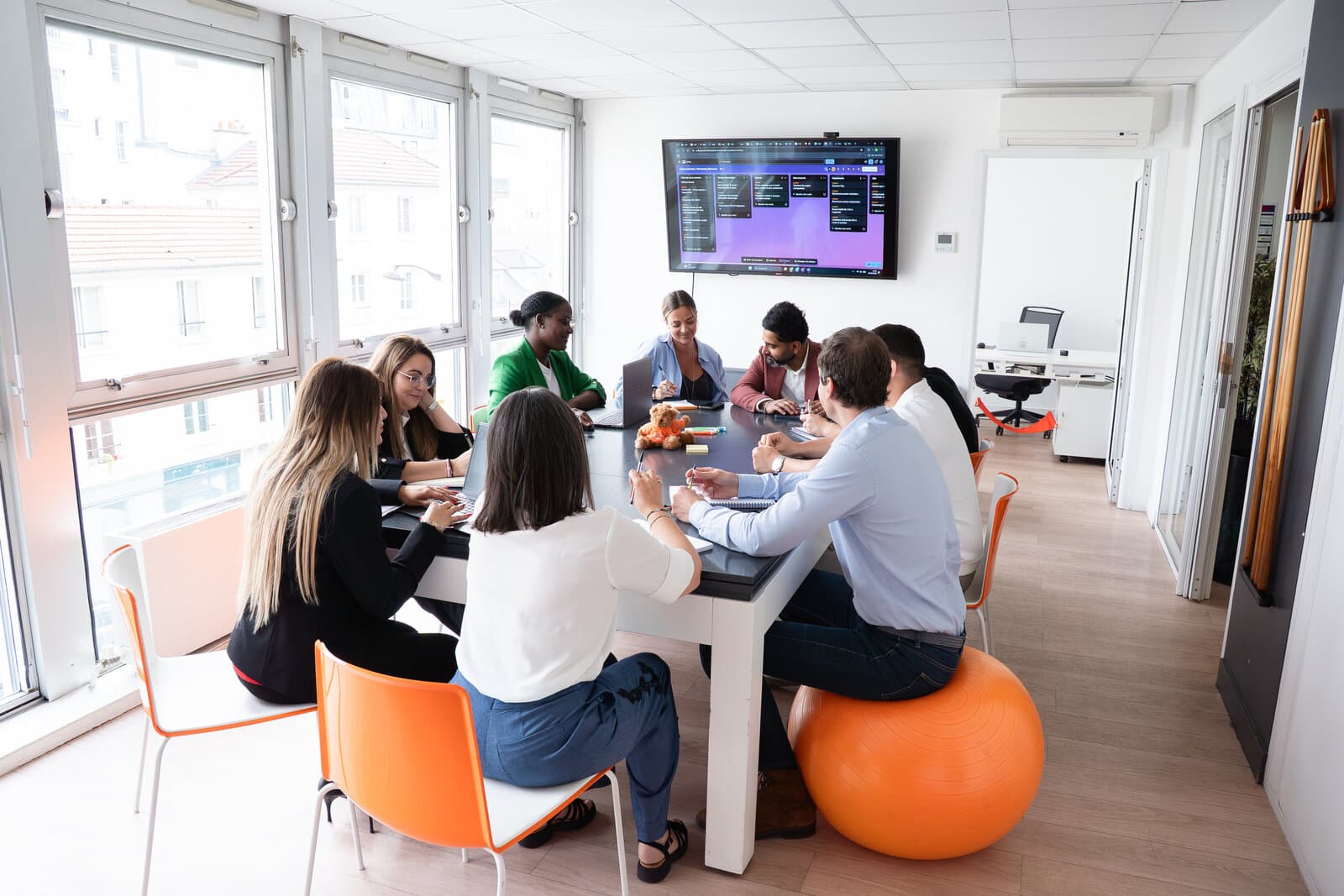 Reunião de equipa Clevermind à volta da mesa